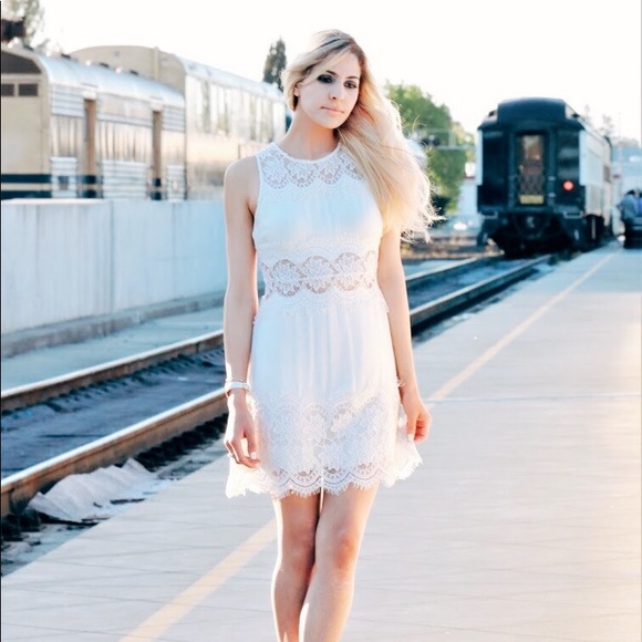 LAST1⭐️💕🌟💖Lovely Lace Mini Dress In Ivory 🌟💫 - Picture 2 of 8